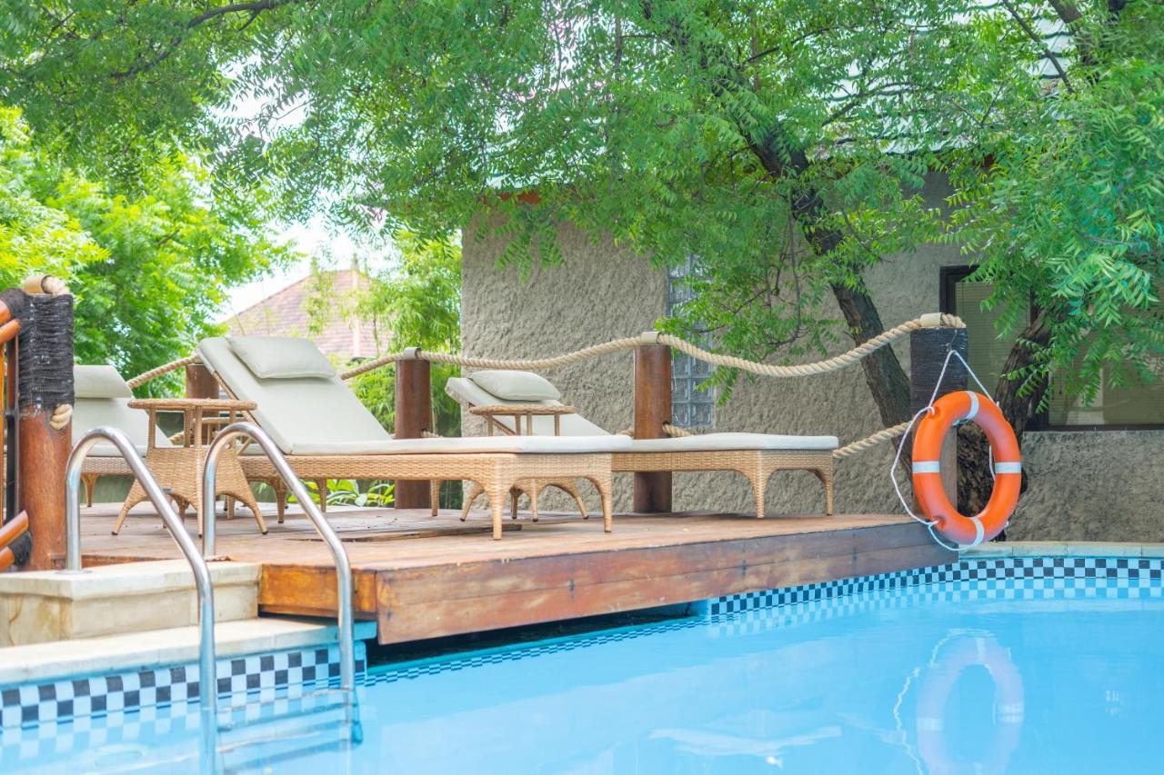 Lunar Dive Resort: Bamboo Villas Kubu Exterior foto